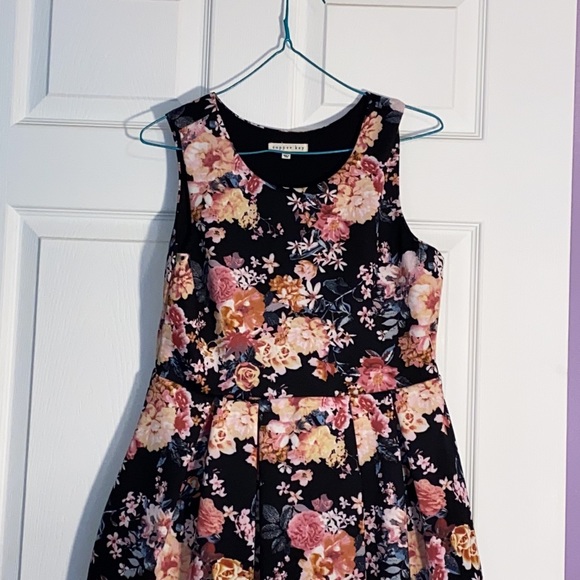 Simply dressed - Picture 2 of 4